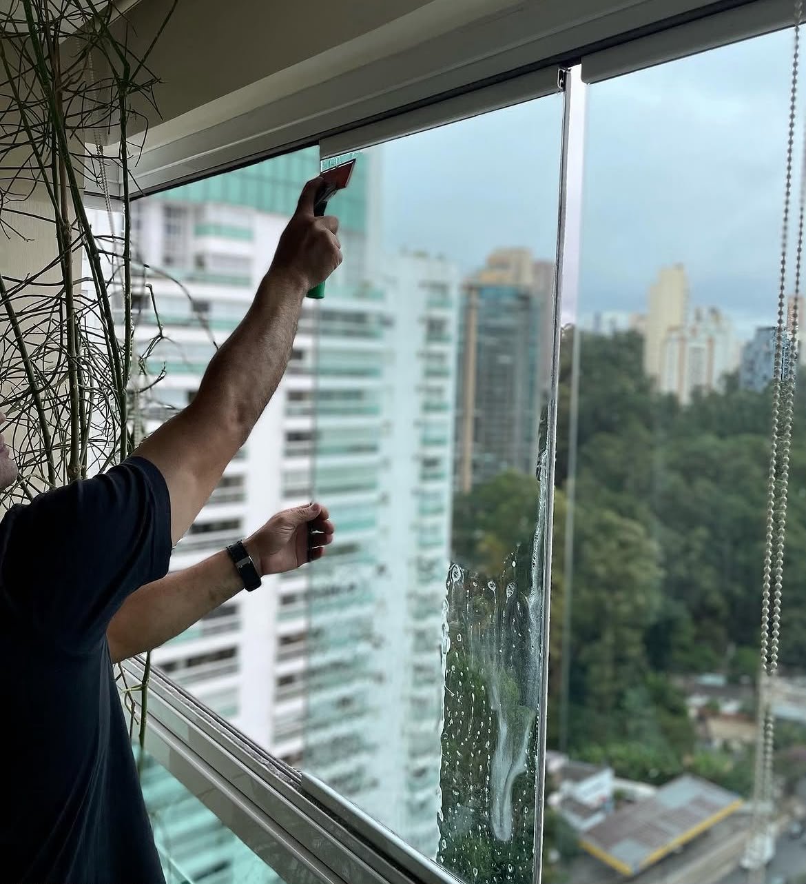 Aplicação de película para arquitetura em janela residencial