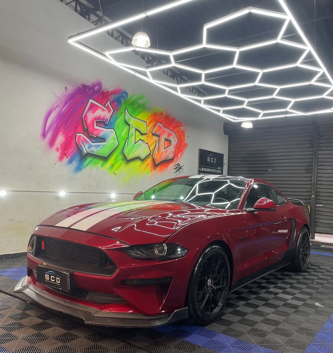 Carro sendo detalhado na oficina da SCD (South Car Detailing)