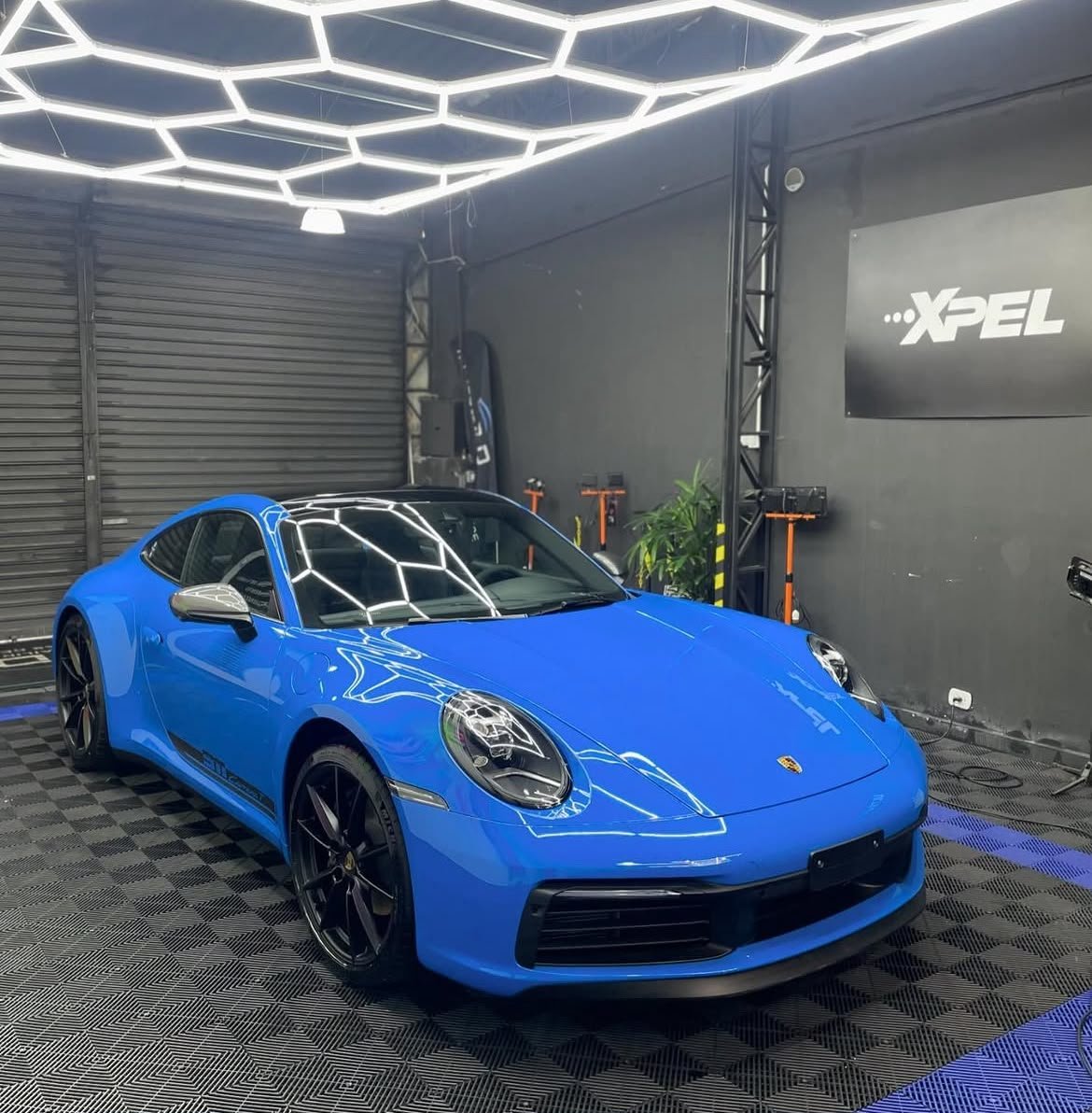 Oficina da SCD (South Car Detailing) com veículo em serviço